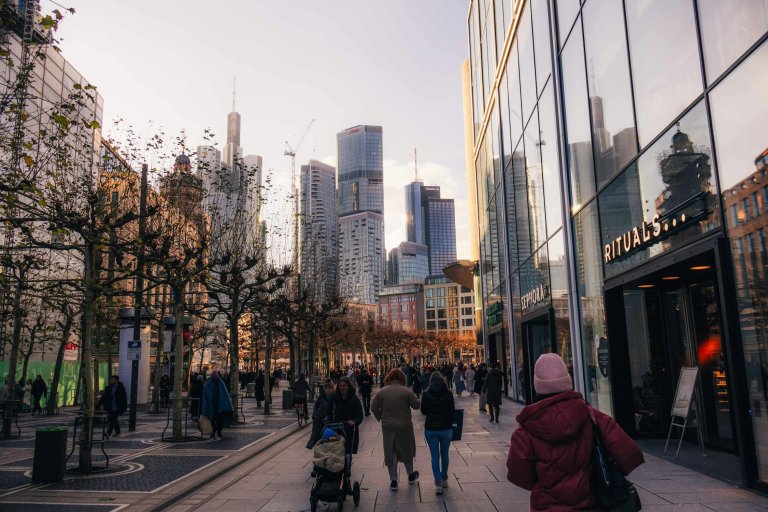 Einkaufsstraße in Frankfurt am Main mit Skyline – Retail Investmentmarkt Q1 2026