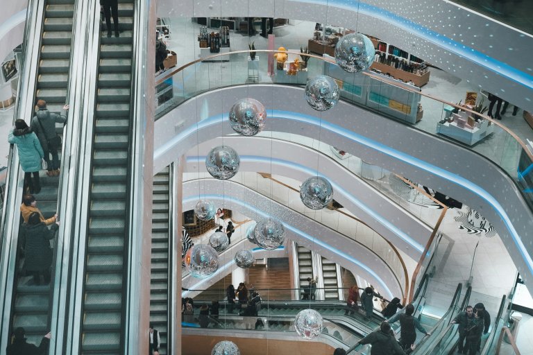 Einkaufsstraße in deutscher Highstreet – Retail-Standort mit Ladenflächen und Einzelhandel